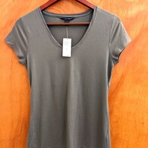 Banana Republic v-neck olive green short sleeve v-neck tee size M